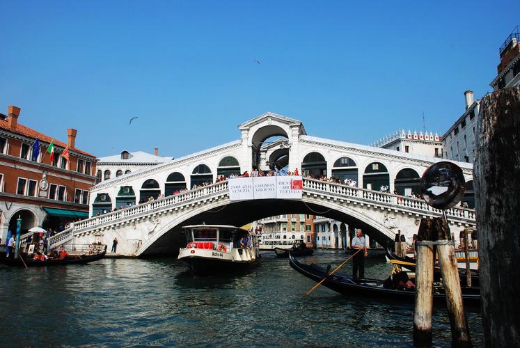 威尼斯桥叫什么（威尼斯的桥特点是什么）